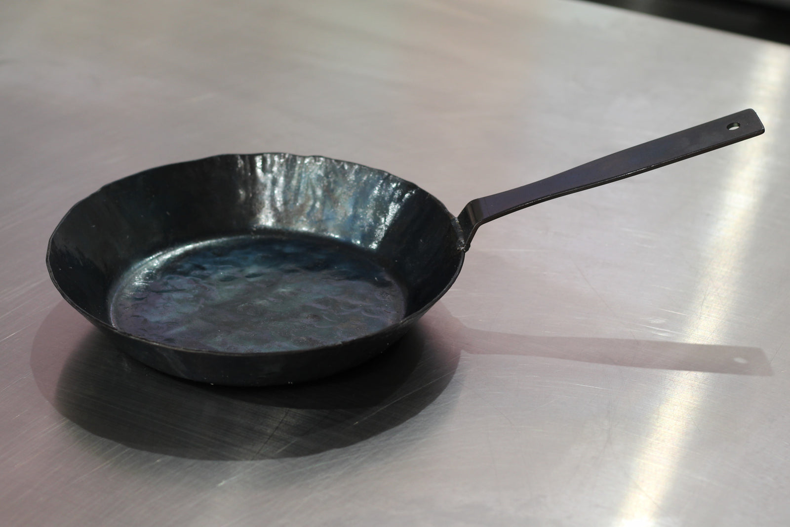 鉄鍛冶手打ちフライパン浅型 basislab/鍛冶屋の定番鉄フライパン M -【当店限定】鍛冶職人が作った