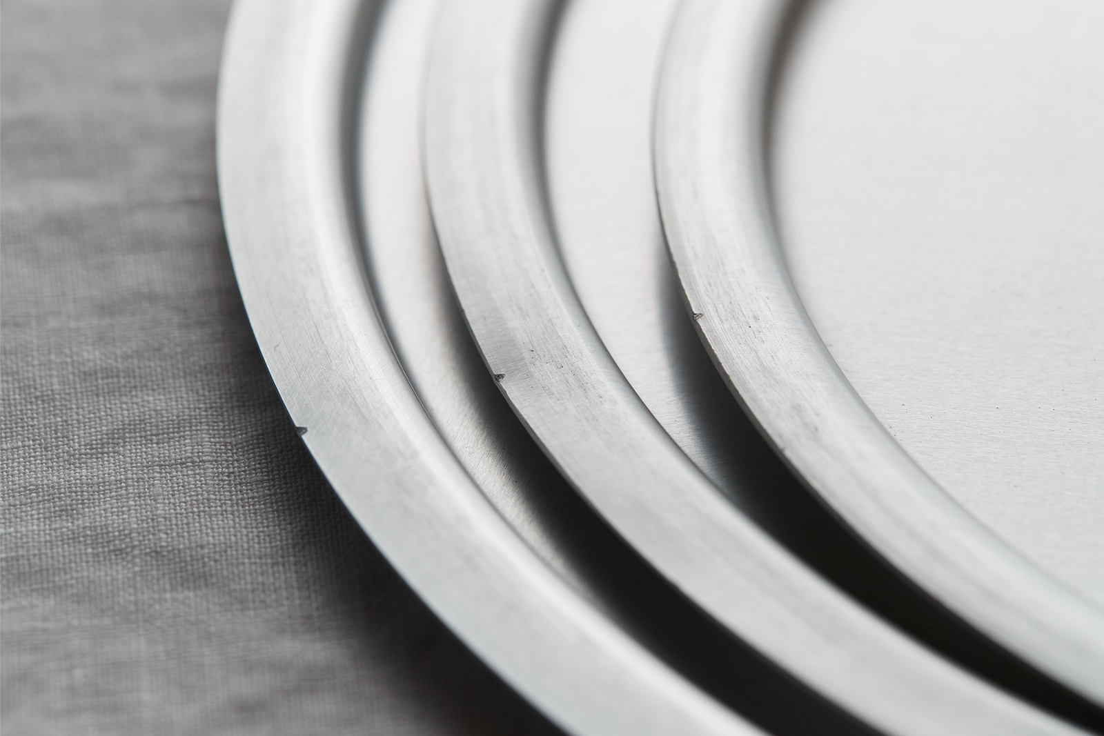 ツレヅレハナコ × オレンジページ ふたつきアルミ丸バット 3サイズ ツレヅレハナコ × オレンジページ ふたつきアルミ丸バット 3サイズ