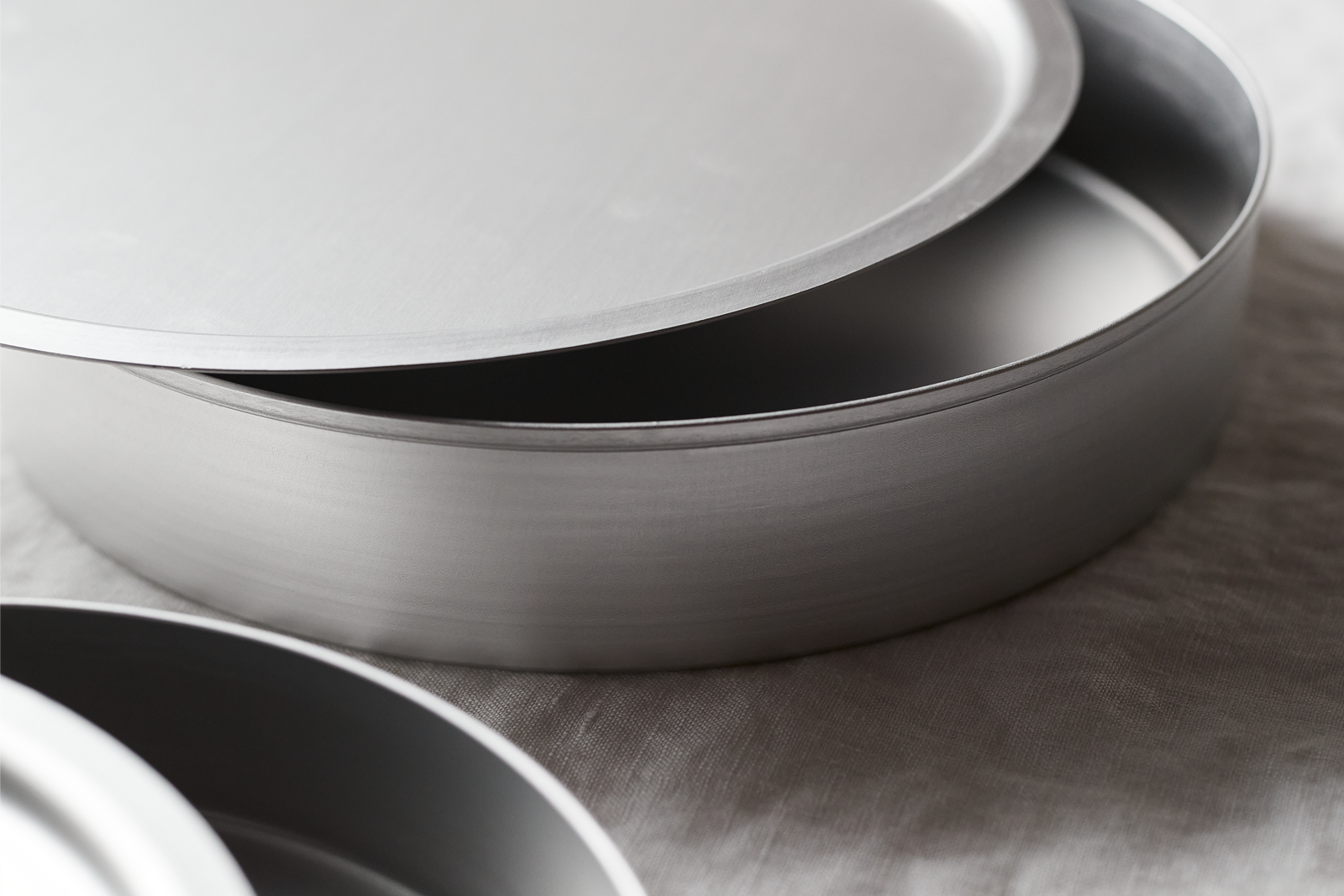 ツレヅレハナコ × オレンジページ ふたつきアルミ丸バット 3サイズ ツレヅレハナコ × オレンジページ ふたつきアルミ丸バット 3サイズ