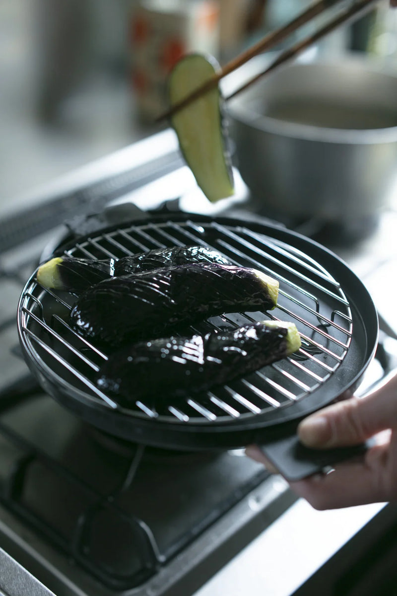 ツレヅレハナコ×オレンジページ「ふたつき鉄製揚げ鍋 18cm」|【公式 ツレヅレハナコ×オレンジページ「ふたつき鉄製揚げ鍋 18cm」|【公式